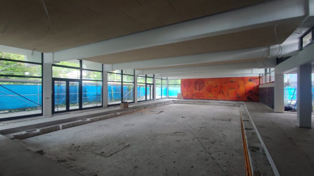 Oben sieht die Schwimmhalle schon gut aus, unten starten jetzt die weiteren Arbeiten.
